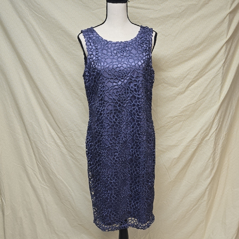 Chic Sleeveless Lace Midi Dress in Purple